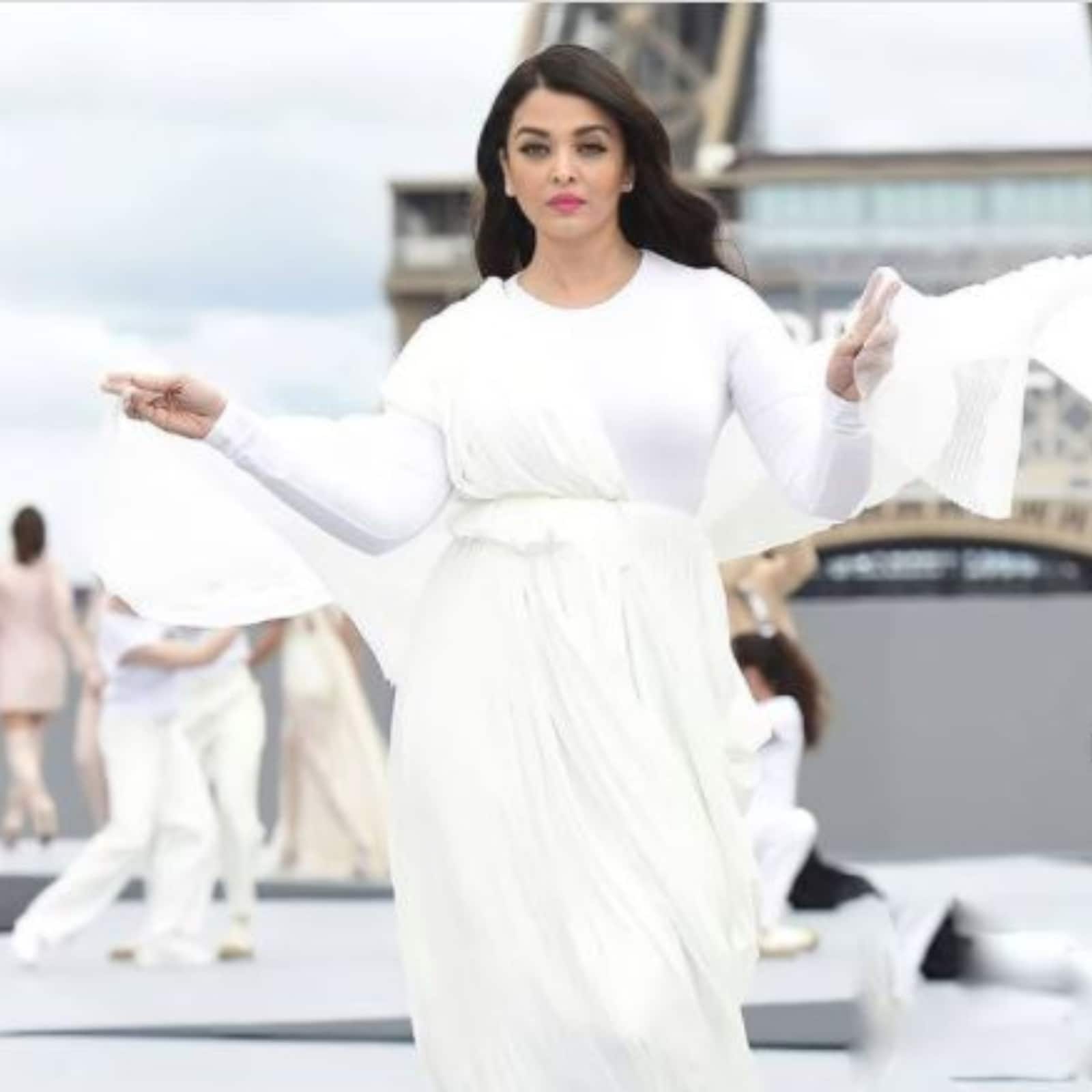 Aishwarya Rai is a stunner in black and white as she floors fans in Sydney.  See pics, video | Bollywood - Hindustan Times