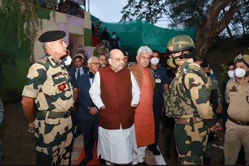 Amit Shah interacting with BSF troopers on Sunday. (Image: Twitter @AmitShah)