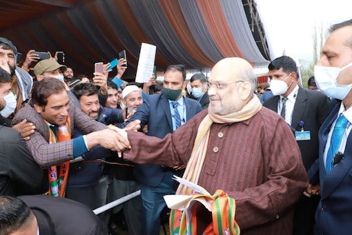 Amit Shah’s Kashmir visit came in the wake of sudden eruption of terrorist activities, targeting non-local labour force as well as members of non-Muslim communities, writes Javed Beigh.(Image: Twitter @AmitShah)