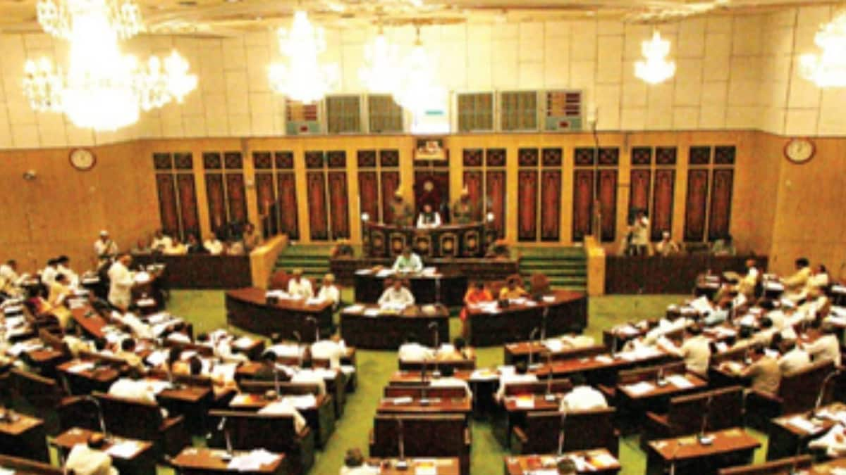 As CM Underlines Omicron Scare, Lawmakers Roam Freely in Assembly Without Masks in MP