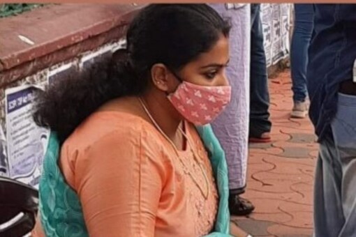Anupama on Saturday morning staged a hunger strike before the state secretariat demanding that her child be returned to her. (Image: Twitter @KeralaPMC)