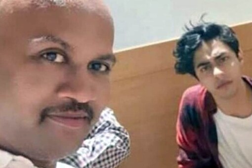 Selfie of K P Gosavi, one of the independent witnesses of the NCB in Mumbai drug bust case, with Aryan Khan went viral. (Twitter)