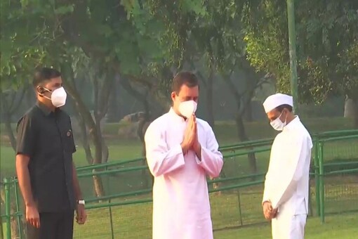 Congress leader Rahul Gandhi pays tribute to former Prime Minister Indira Gandhi at Shakti Sthal, on her death anniversary. (Twitter-ANI)