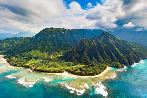 Hawaii recently announced that it will officially welcome tourists back on its soil starting November 1 (Image: Shutterstock)