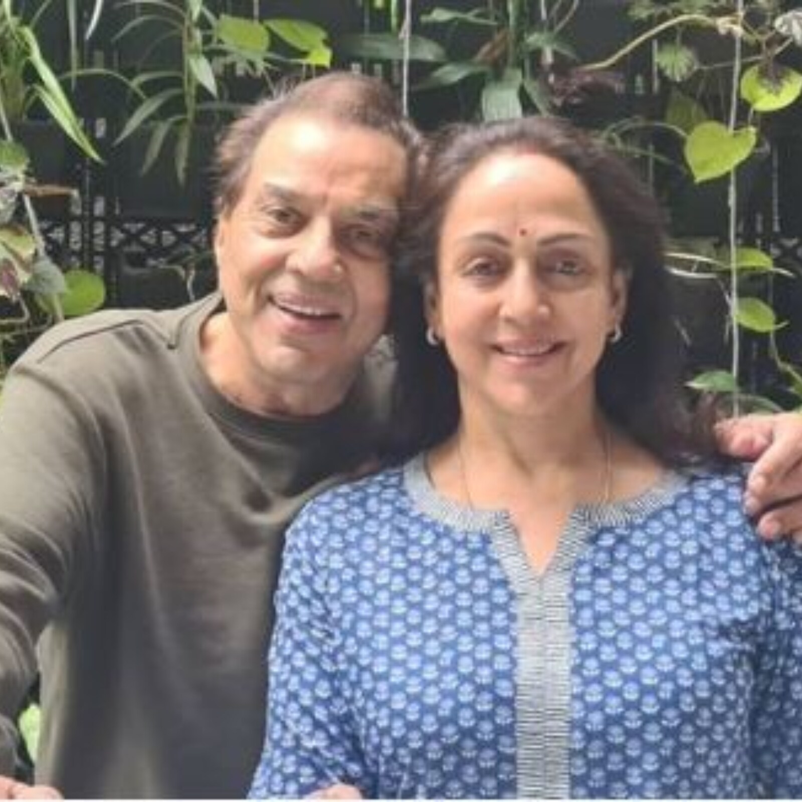 Here S How Hema Malini Is Relaxing With Husband Dharmendra After Birthday Celebrations