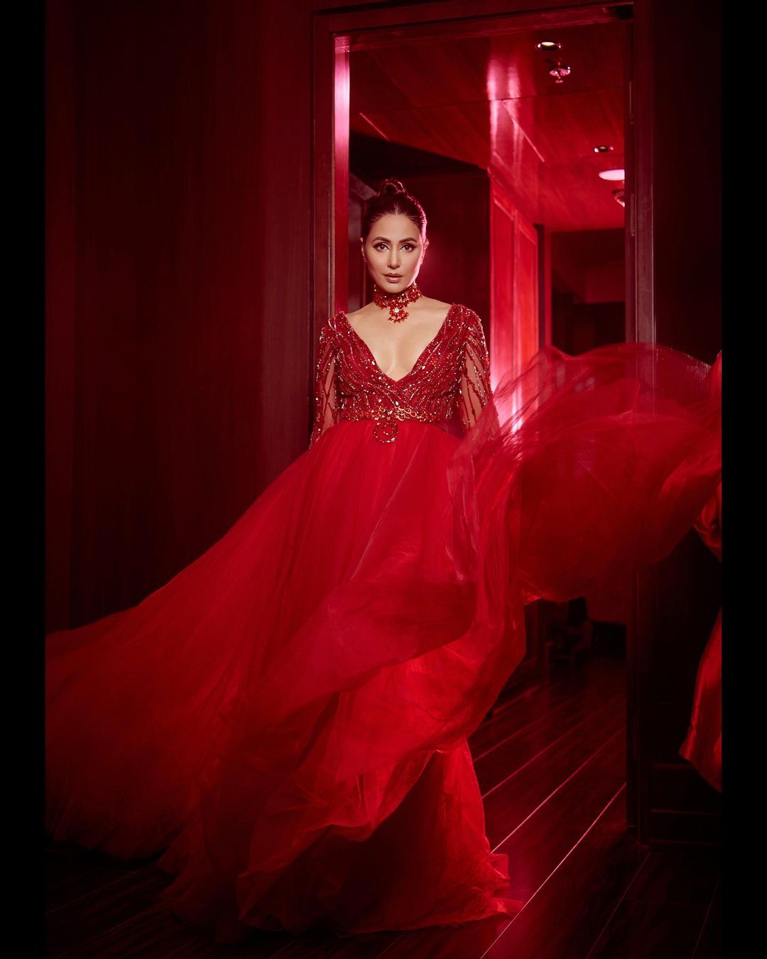 Hina Khan Makes Heads Turn In Glamorous Red Gown, See The Diva ...