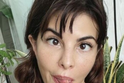 Jacqueline Fernandes makes a funny face. 