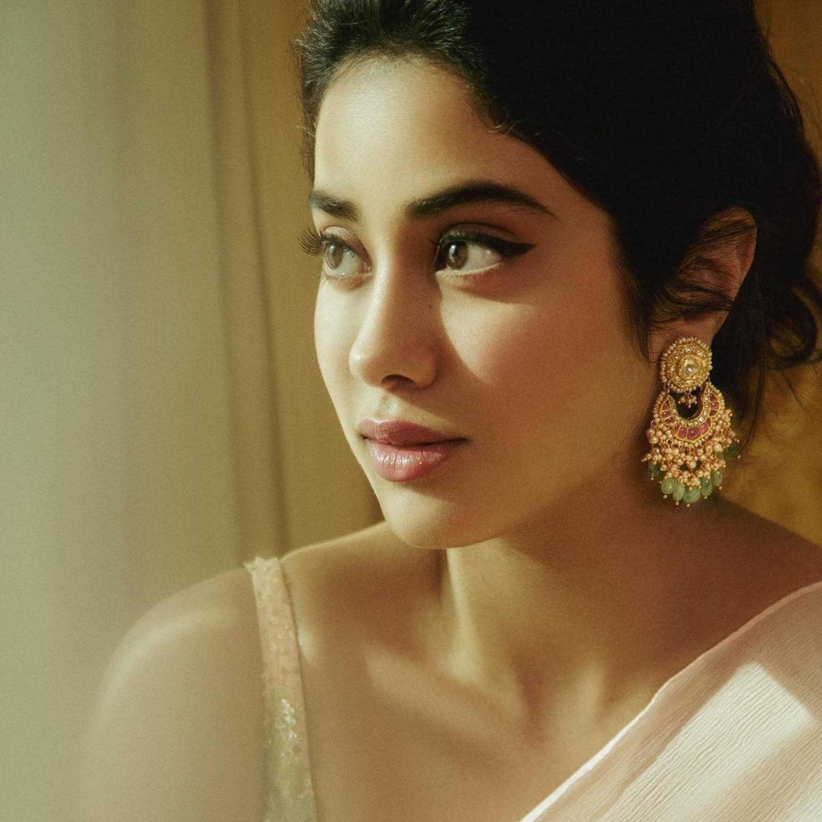 Meharin Sex Videos - Janhvi Kapoor Channels Old Bollywood Glamour In Latest Photoshoot, See The  Diva's Gorgeous Pics - News18