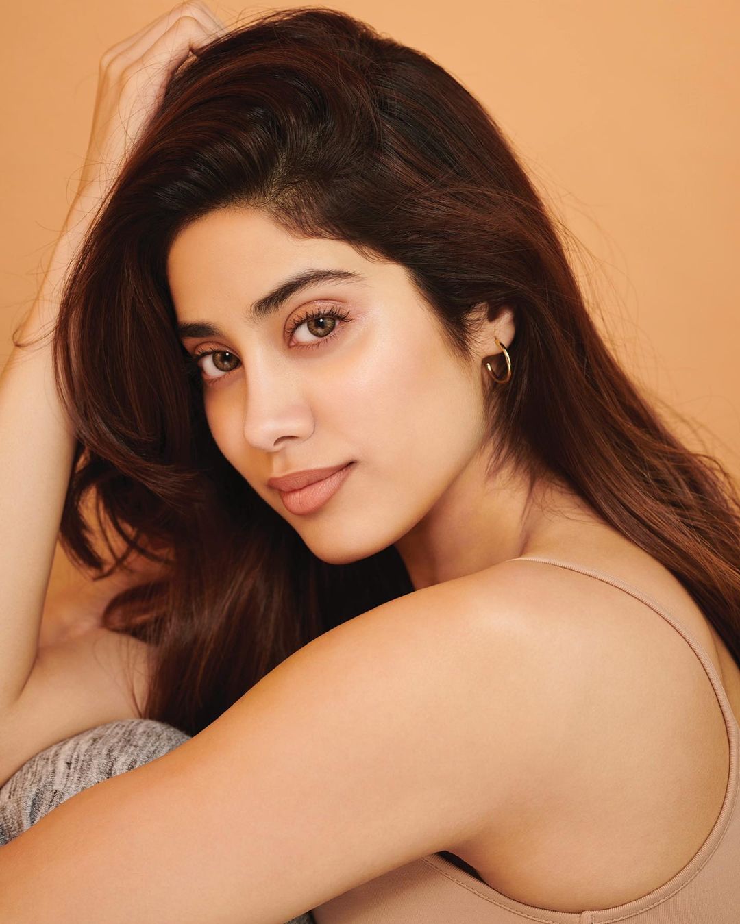 Janhvi Kapoor Channels Old Bollywood Glamour In Latest Photoshoot, See The  Diva's Gorgeous Pics - News18