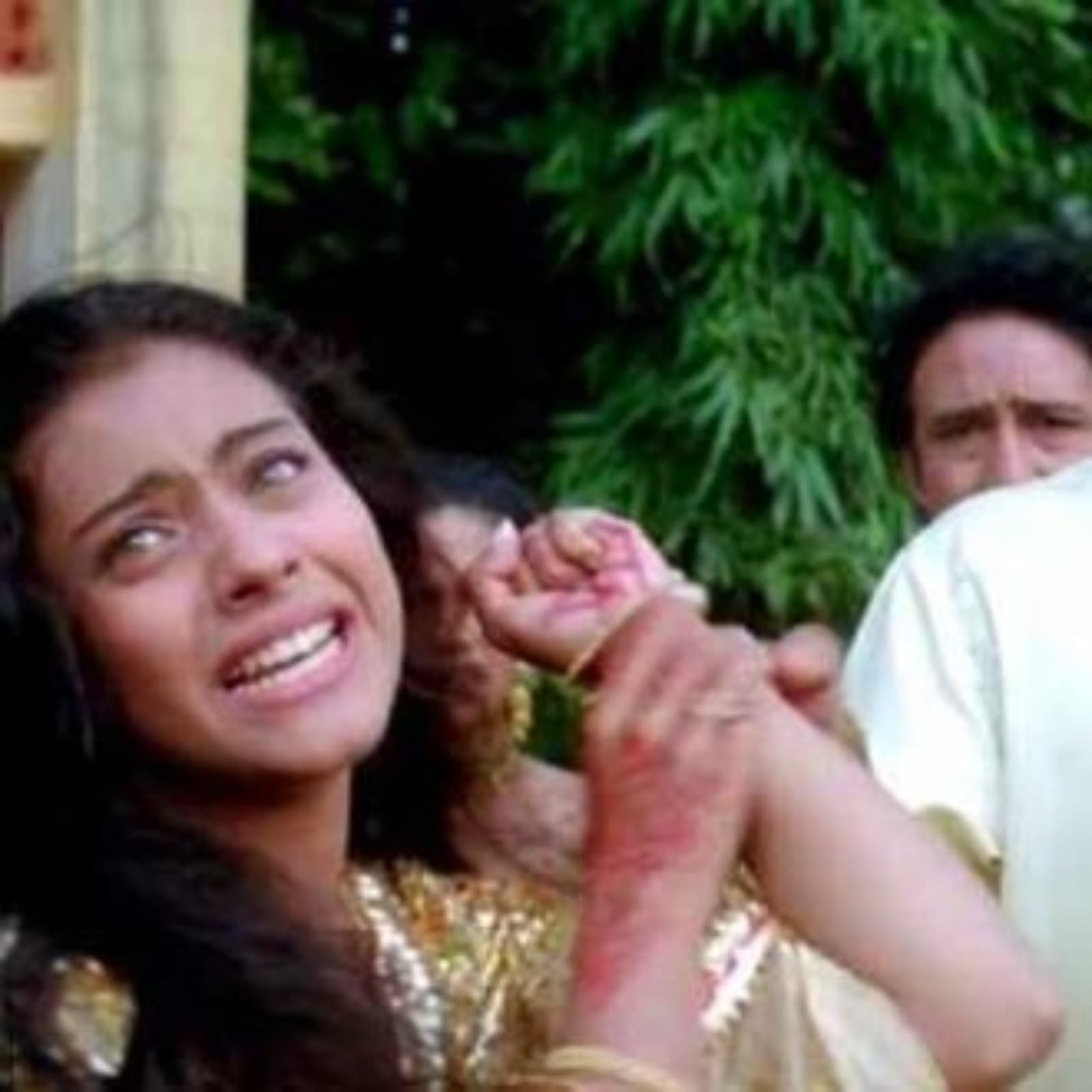 Kajol Devgon Sex Videos - Kajol Celebrates 26 Years of DDLJ, Shares This Iconic Scene with Amrish Puri