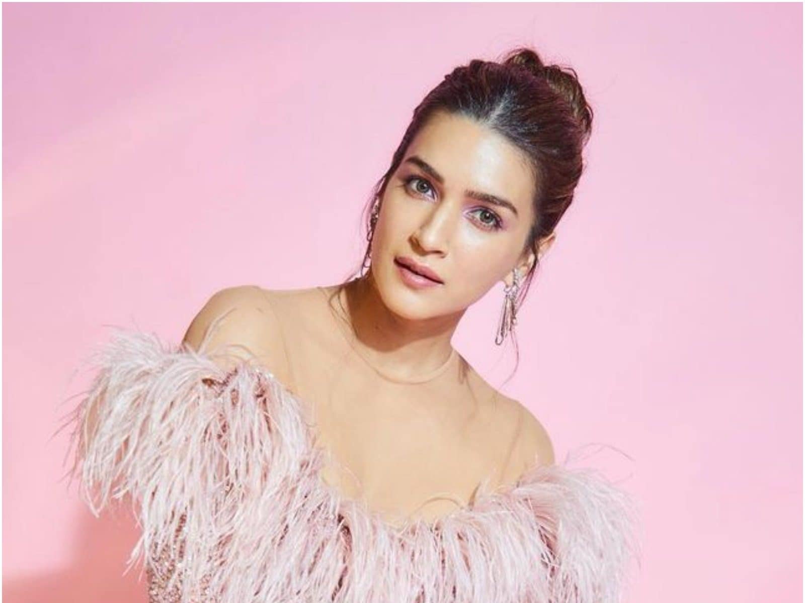 1600px x 1200px - Kriti Sanon's Sexy Sartorial Choices Sets Internet on Fire, See Pics -  News18