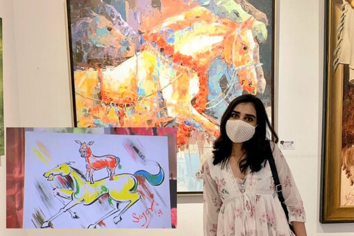 Anchal (@ohbatra) shared a photo of herself standing in front of a painting that looks a lot like Majnu Bhai's infamous painting from the film. (Credits: Twitter/@ohbatra;@@iiTzVision)