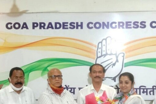 The Goa Congress welcomed former Sena leader Rakhi Prabhudesai Naik to the party on Oct 21, 2021. (Image: @INCGoa/Twitter)