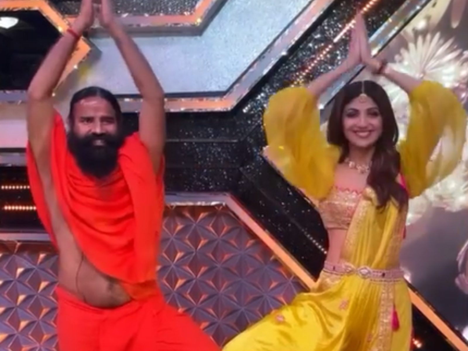 1600px x 1200px - Shilpa Shetty Flashes Sunny Smile As She Strikes Yoga Pose With Baba Ramdev  on Super Dancer 4 Sets - News18