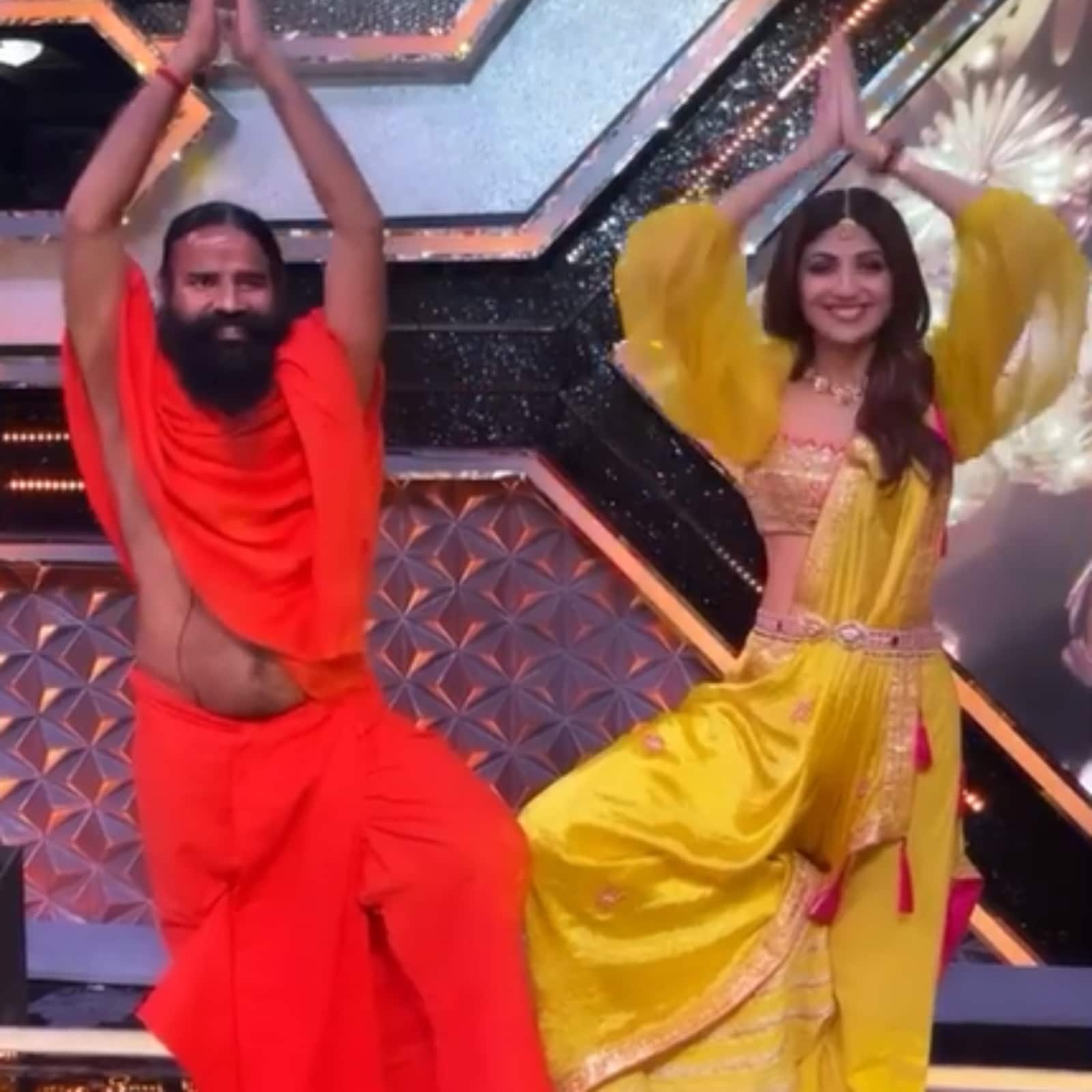 Www Xnxx Shilpa Shetty - Shilpa Shetty Flashes Sunny Smile As She Strikes Yoga Pose With Baba Ramdev  on Super Dancer 4 Sets - News18