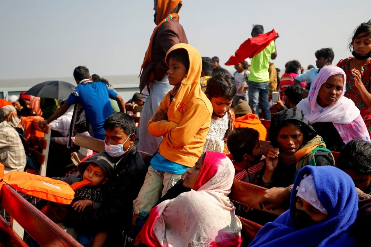 Fire at Bangladesh Rohingya Camp Leaves Thousands Homeless thumbnail
