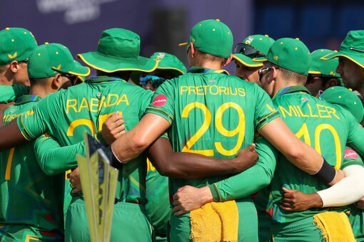 South African players embrace ahead ahead of T20 WC match vs Sri Lanka.