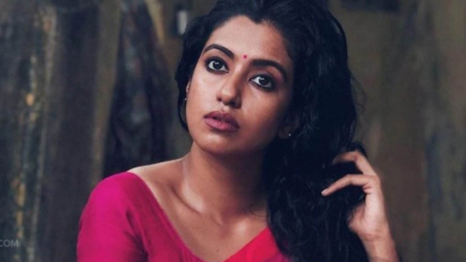 Barathi Kannamma' Lead Actor Roshni Haripriyan Leaves Show After Bagging  Film: Report