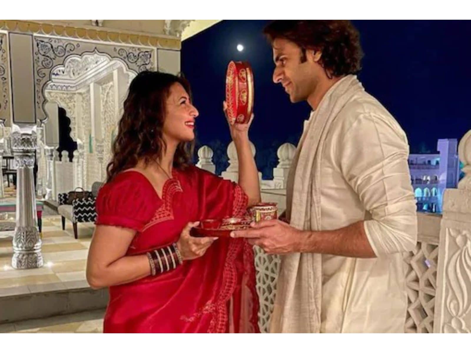 1600px x 1200px - Divyanka Tripathi, Vivek Dahiya Share Romantic Pics With Cute Captions on  Karwa Chauth - News18