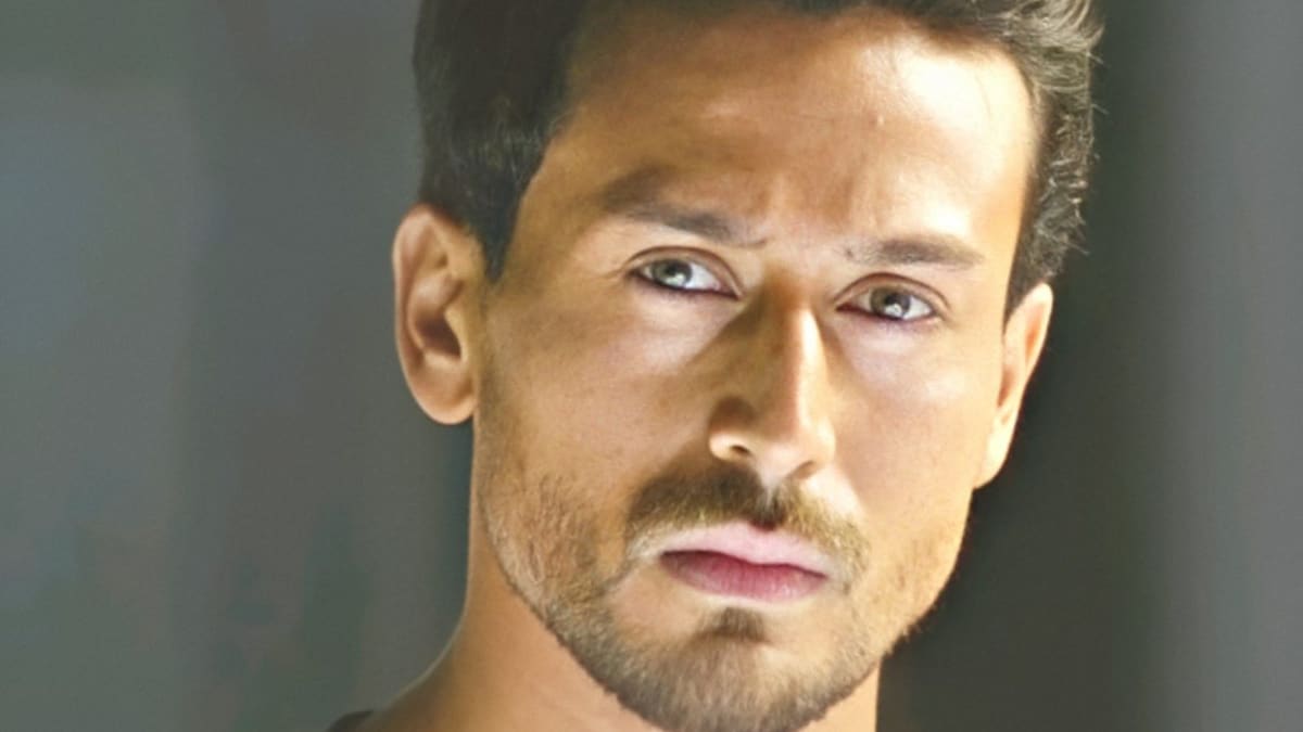 Tiger Shroff Cannot Believe The Man Who Casually Dipped His Hand In Hot Oil