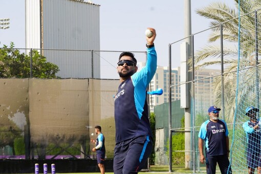 MS Dhoni helps Team India's throwdown specialists in the nets