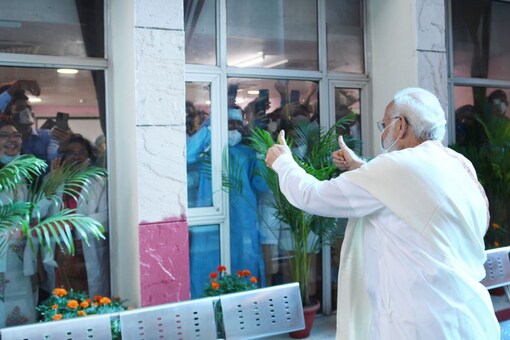 PM Narendra Modi has frequently praised health workers for spearheading the vaccination drive.(Image: News18)