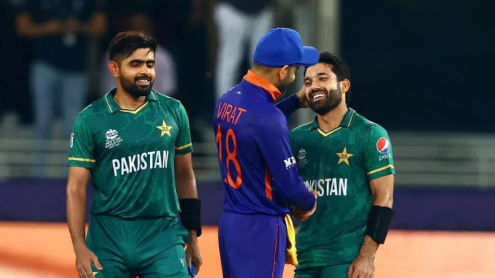 IND vs PAK, T20 World Cup 2021: Kohli Hugs Rizwan After Pakistan&#39;s Triumph &amp; Fans Are Loving It - WATCH