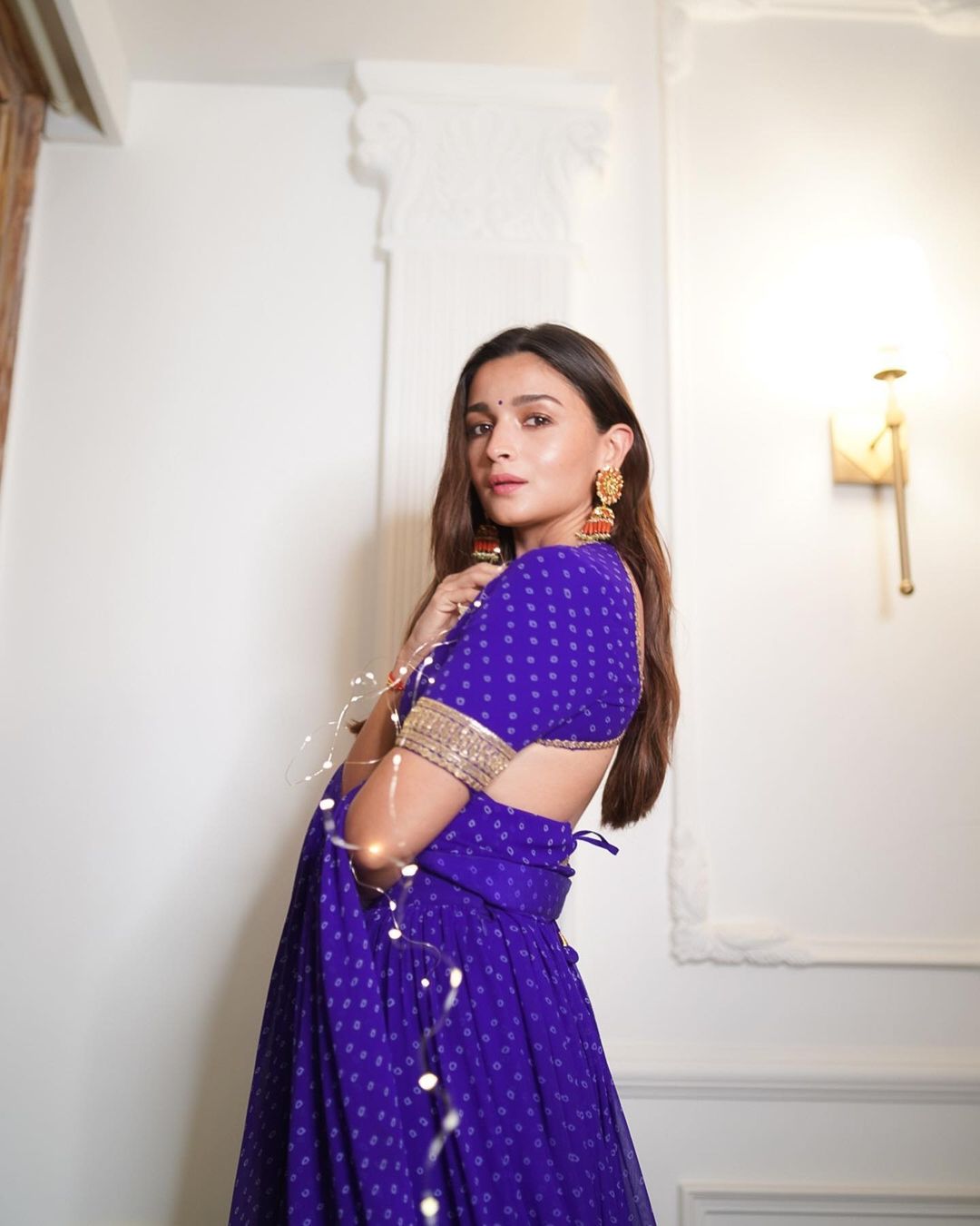 Aliya Bhatt Ki Bur Ki Pick - Alia Bhatt Stuns In Blue Lehenga, Poses Cozily With Beau Ranbir Kapoor For  Diwali Photos - News18