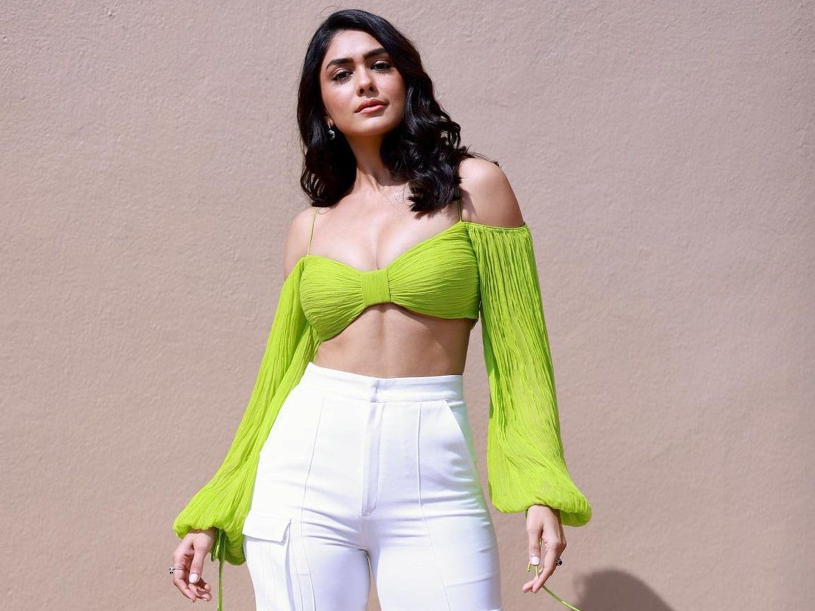 Mrunal Thakur's summer look is perfect to enhance your mood with colours -  News18