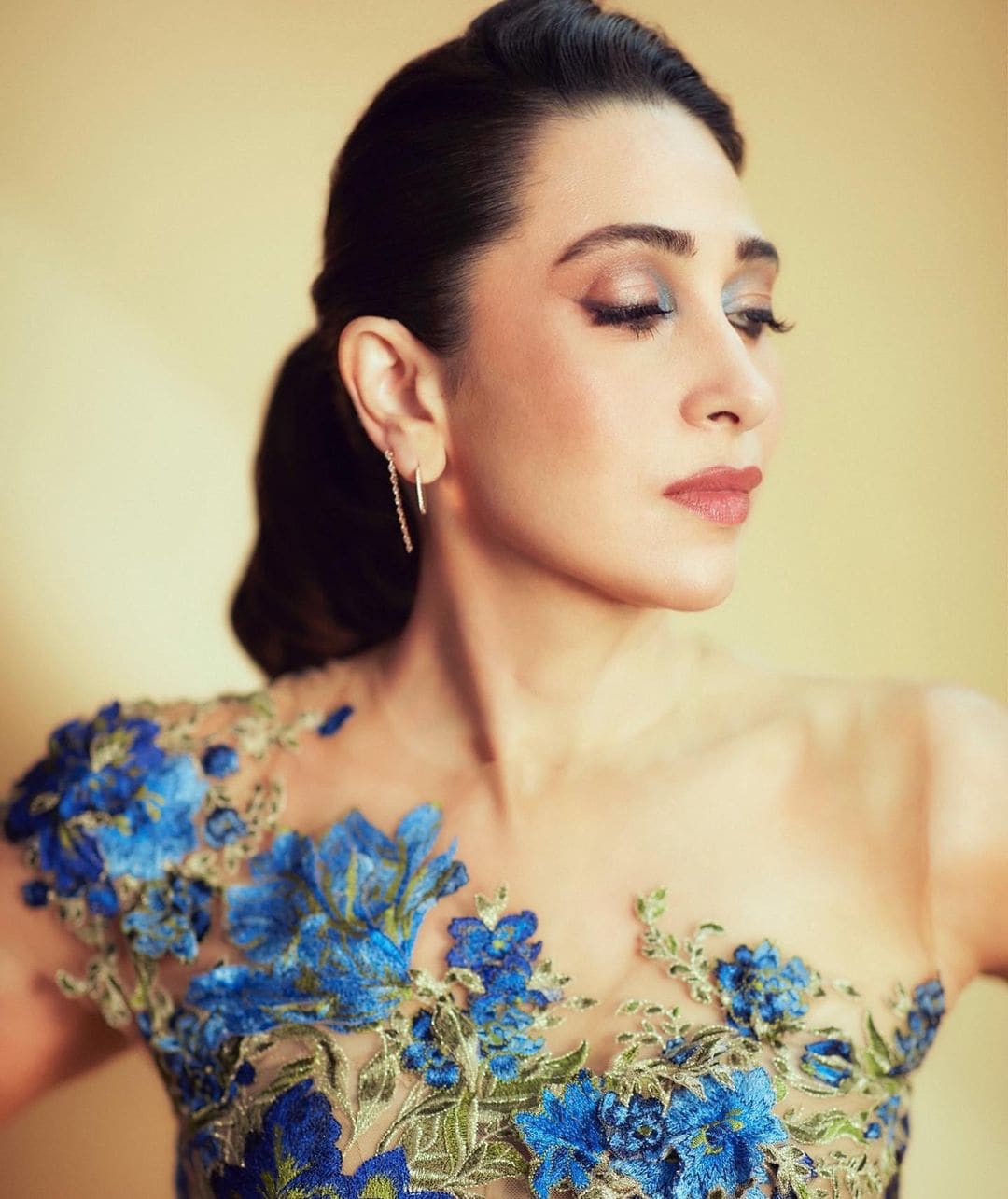 karishma kapoor blue dress Karisma Kapoor's azure blue Marchesa dress looks right out of a fairy tale