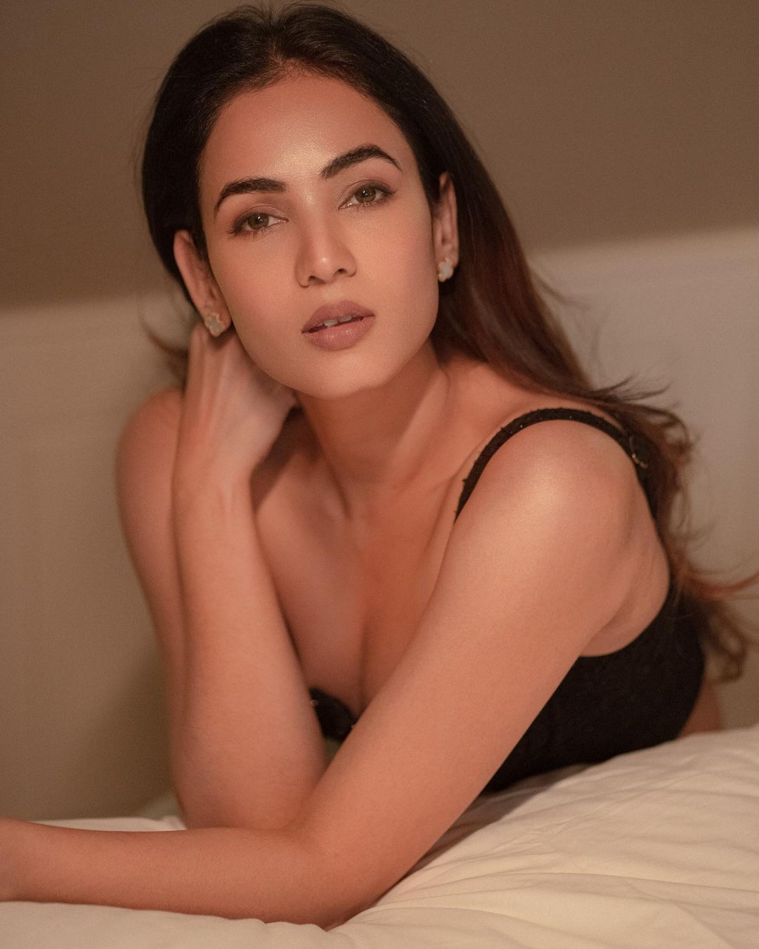 Sonal Chauhan Turns Up The Heat In Black Bralette, See Diva Ooze ...