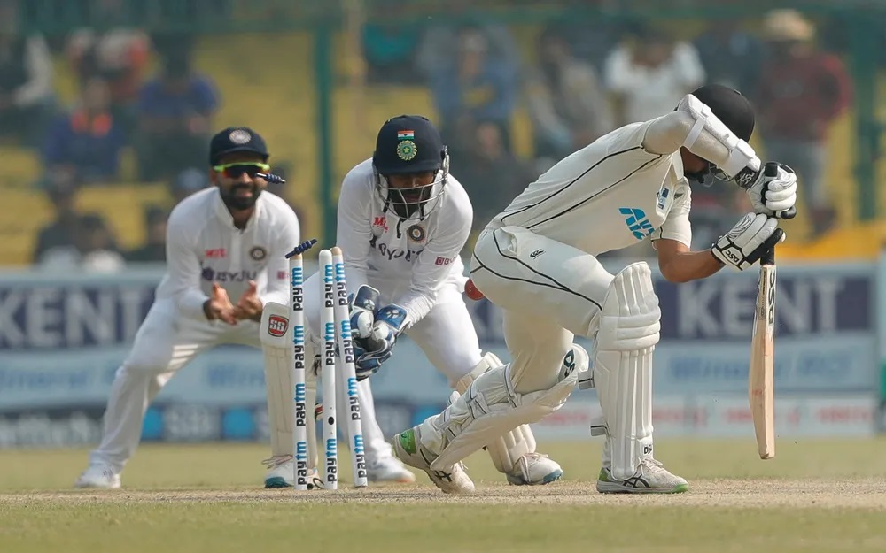 rachin ravindra gets bowled