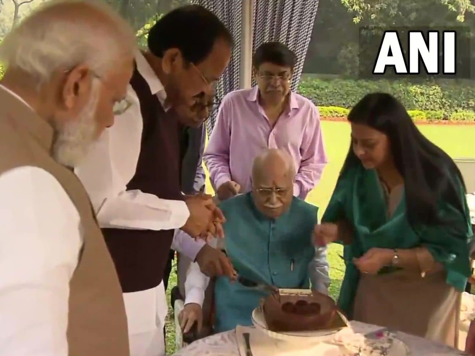 Supporters of Prime Minister Narendra Modi feed cake to each other after to  celebrate his birthday in Ahmedabad, India, Saturday, Sept. 17, 2022. (AP  Photo/Ajit Solanki Stock Photo - Alamy