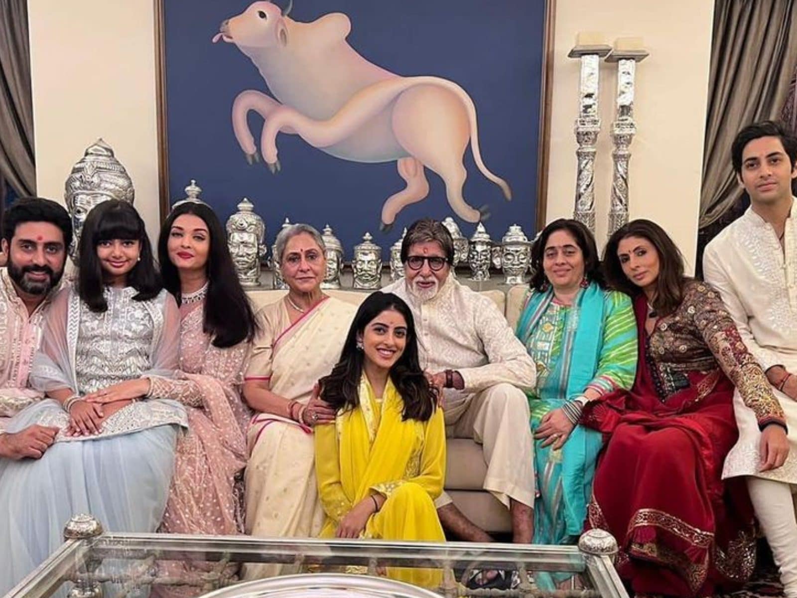 Kareena Kapoor Khan poses with 'best girls' Karisma Kapoor & Amrita Arora  at a Diwali party; Amitabh Bachchan shares family photo ft. Aishwarya,  Abhishek & Aaradhya