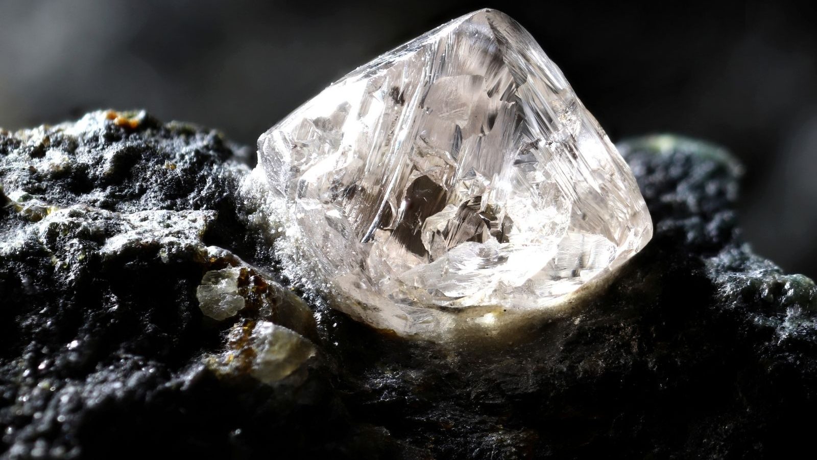 Scientists Make Surprise Discovery of Mineral Embedded in Deep-earth Diamond - News18