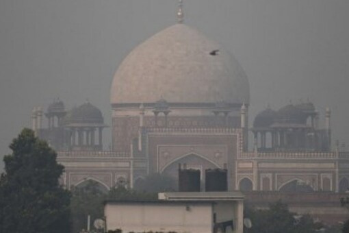 While Delhi's Air Quality Index (AQI) at 556 made it to the top of the list, Kolkata and Mumbai recorded an AQI of 177 and 169. (SHARMA/AFP)