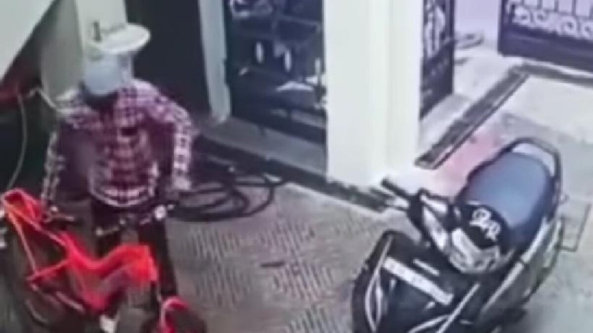 Desi Man Walks into House to Steal Cycle, What Happens Next Leaves Netizens in Splits