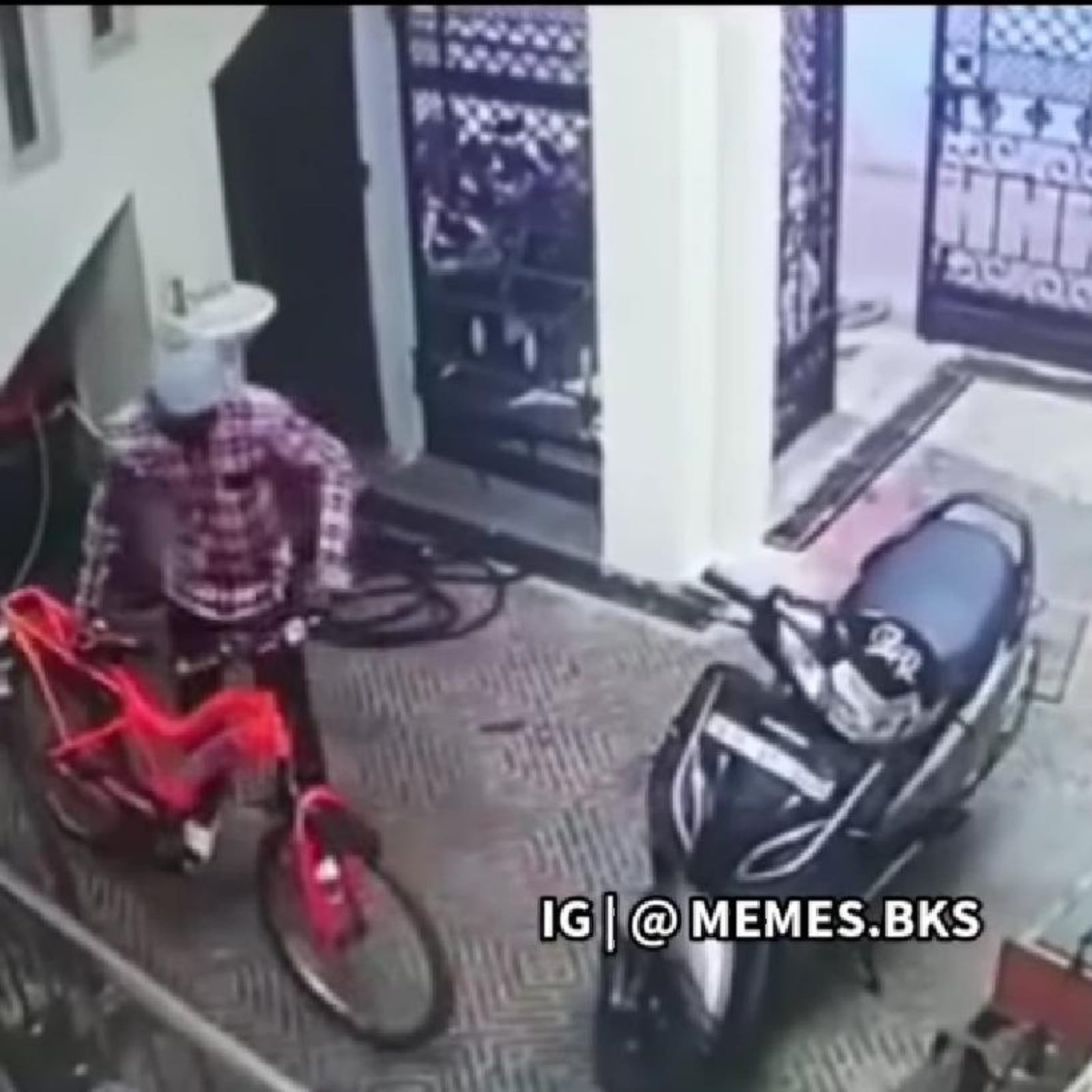Desi Man Walks into House to Steal Cycle, What Happens Next Leaves Netizens in Splits