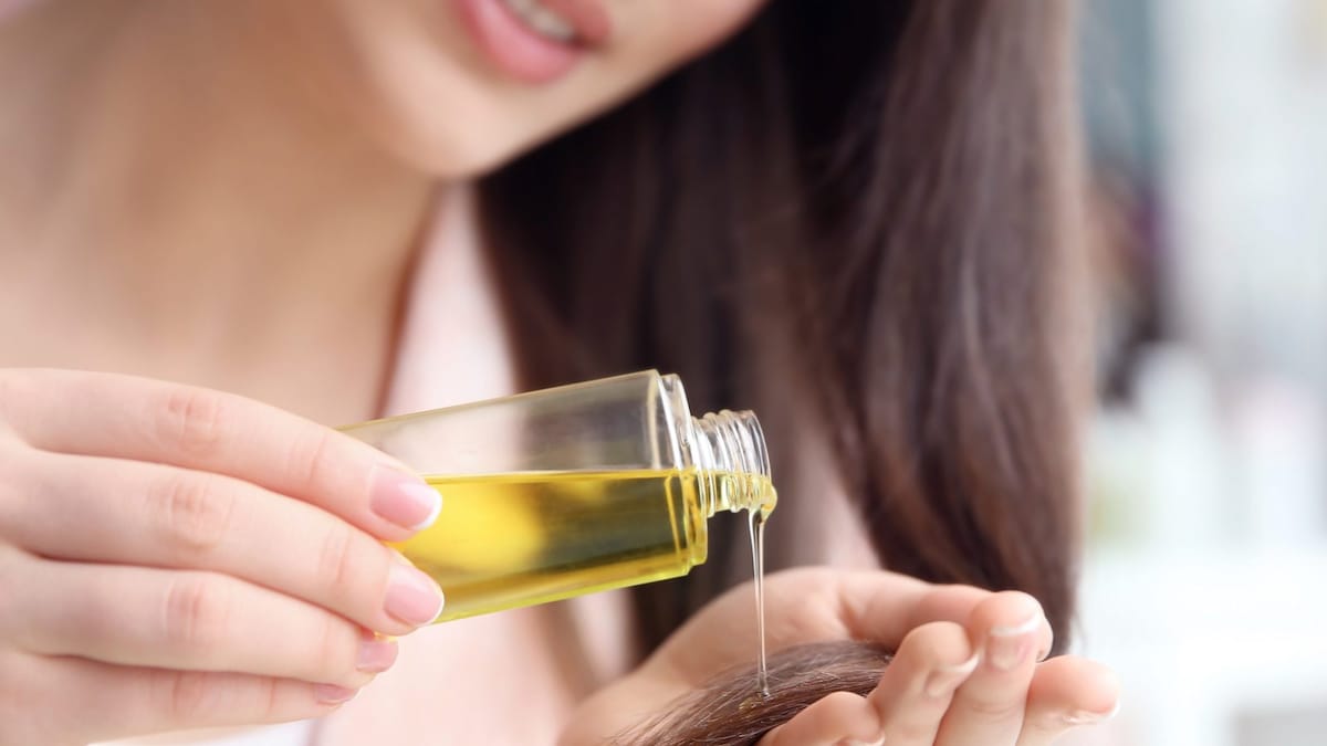 Dermatologists Think Coconut Oil Works Best For Hair, Here’s Why