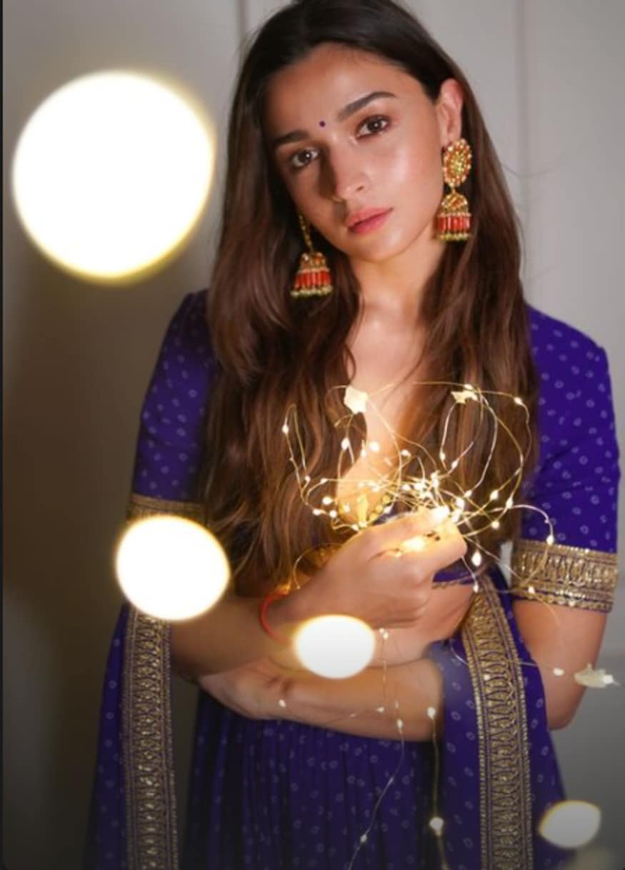 30 Best Photo Poses For Girls In Lehenga