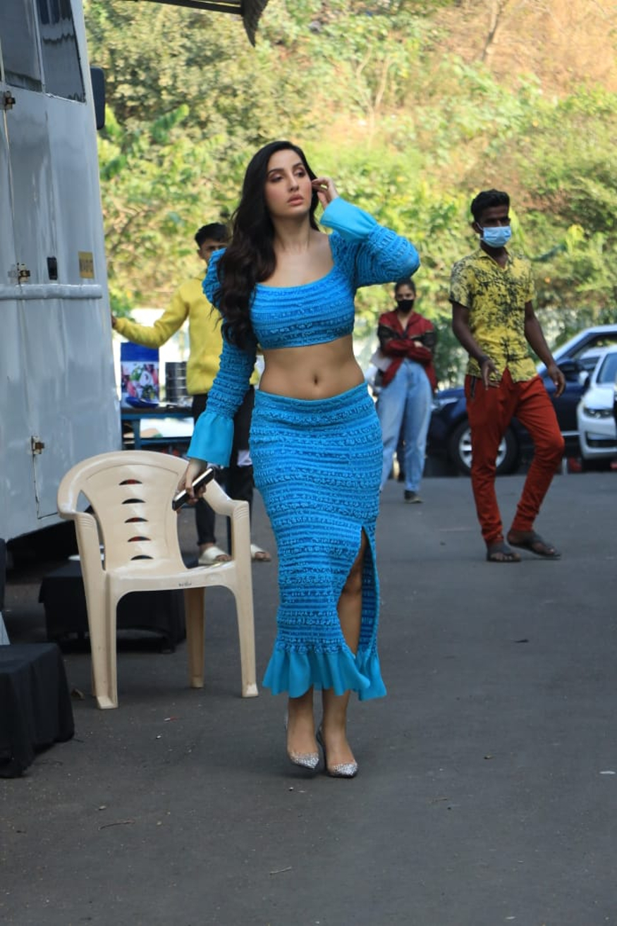 Nora Fatehi Looks Hot In Mid Riff Baring Outfit Check Out Diva Flaunt Her Sexy Curves News18 8622