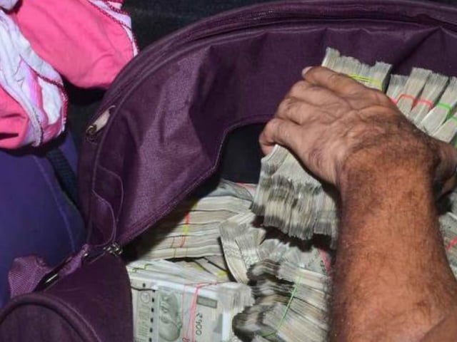 Panchayat secretary Ashfaq Qureshi and assistant project officer Anoop Chouhan, while they were accepting the bribe amount from the complainant. (Representational Image: PTI)