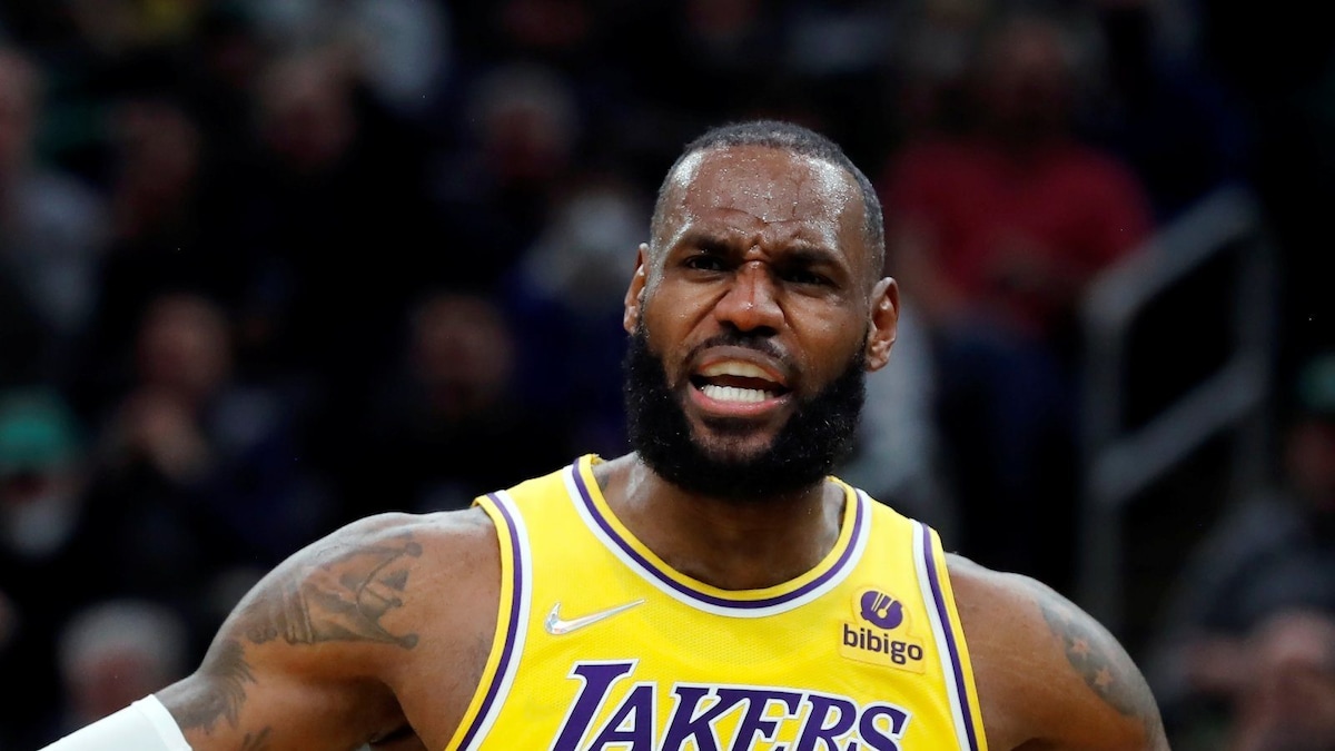 Los Angeles Lakers' LeBron James Fined for 'Obscene Gesture,' Warned for Swearing