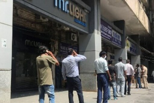 A queue outside a liquor store in New Delhi. (Image: Maude BRULARD/AFP)