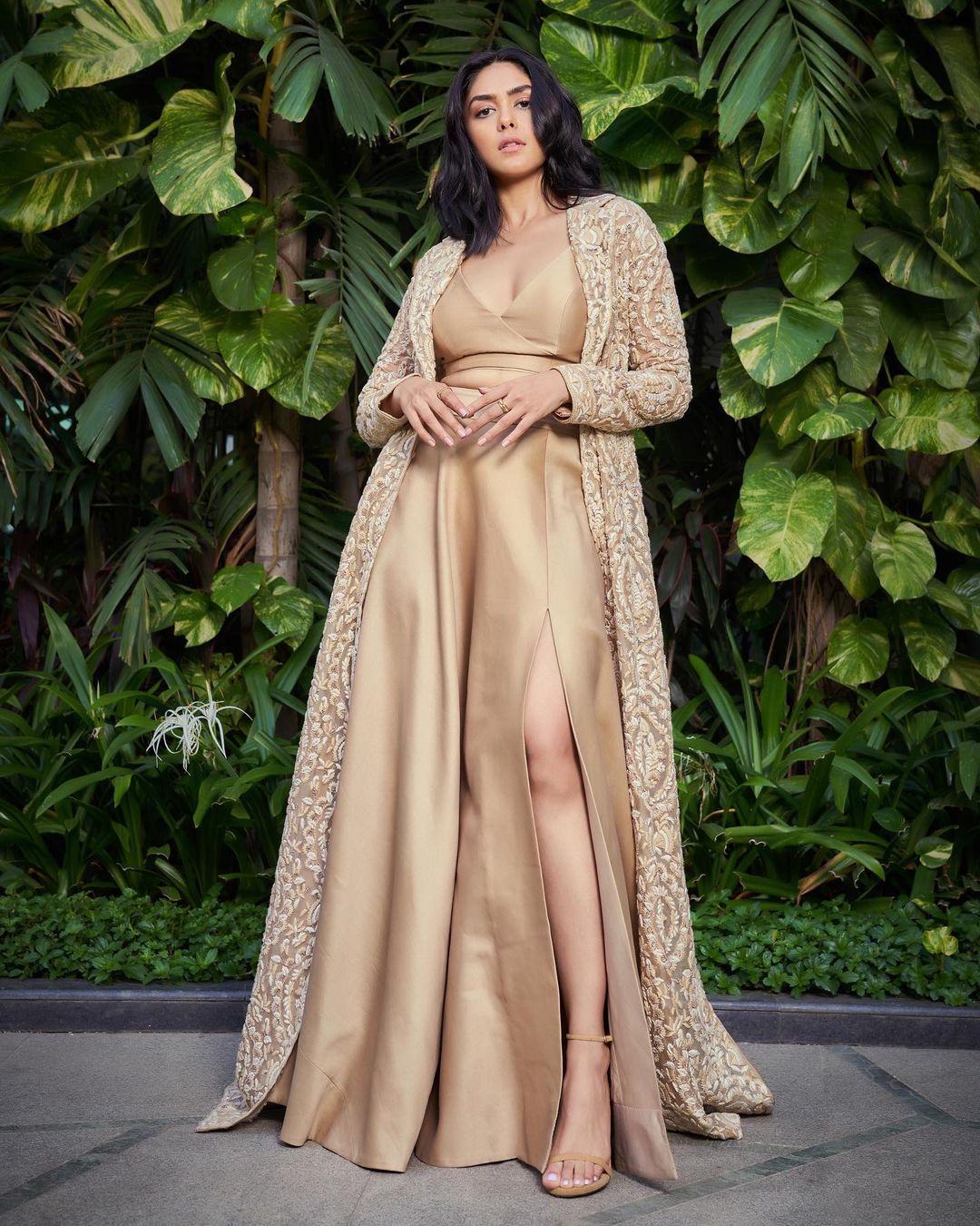 Mrunal Thakur Cuts A Statuesque Figure In Silk Saree, Check Out Diva's ...