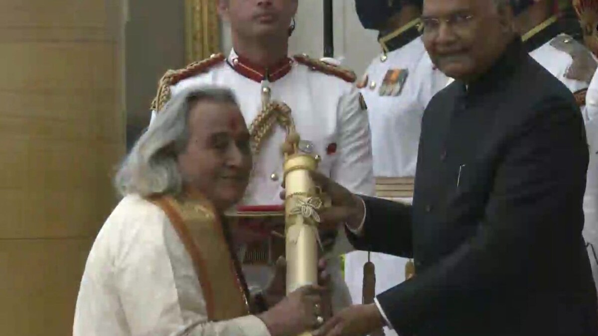 President Kovind Presents 14 Padma Vibhushan: Classical Singer Pandit Channulal Mishra Receives 2020 Award