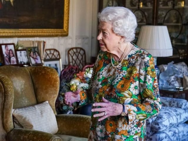 Doctor Reveals Real Reason After Photo of Queen's Purple Hands Go Viral ...