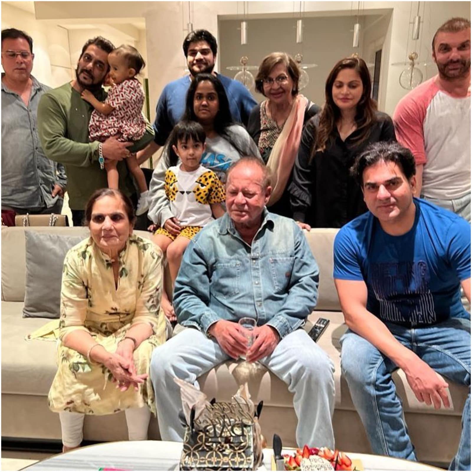 1600px x 1600px - Salman Khan And Family Get Together For Father Salim Khan's Birthday; Make  For A Perfect Khandaan - News18