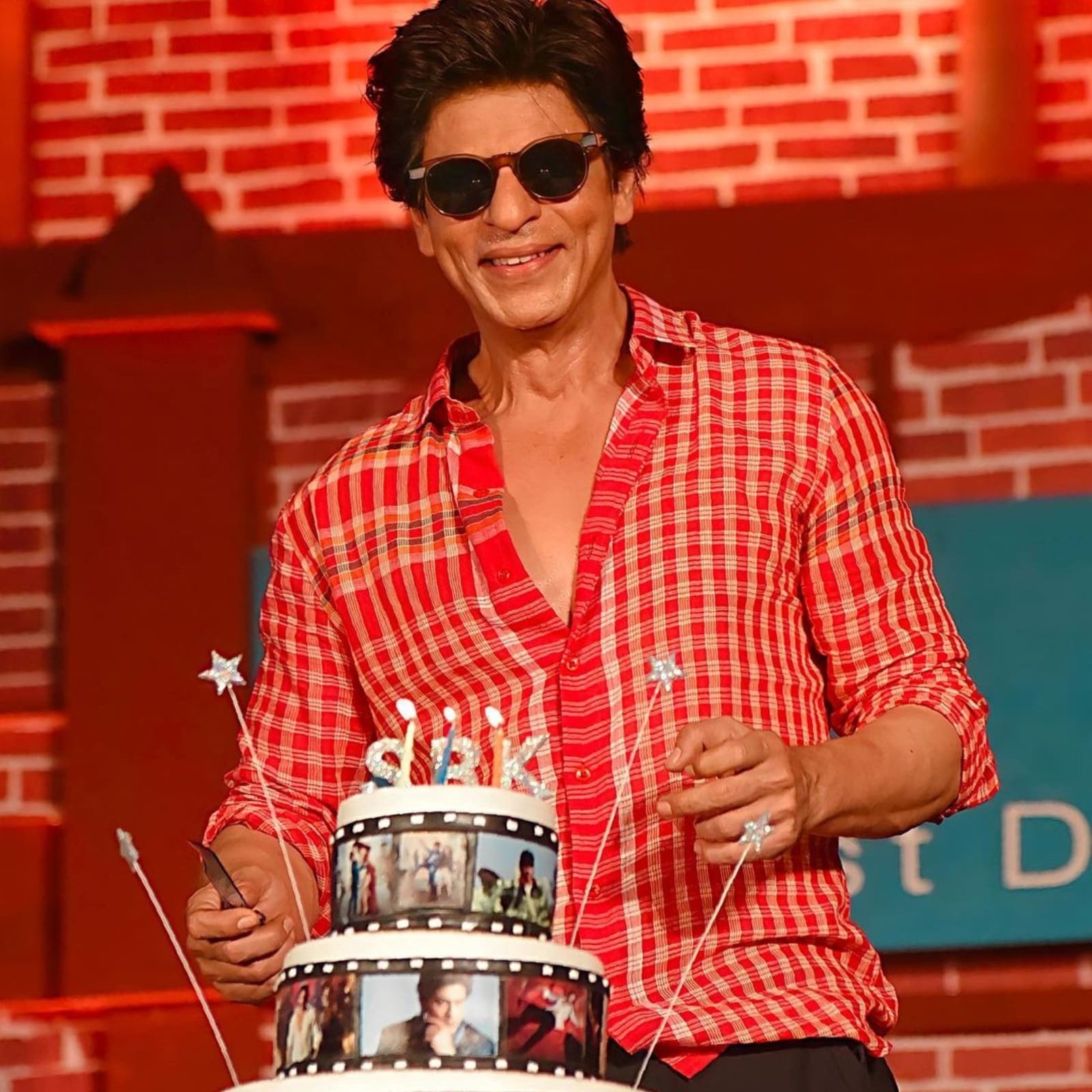 Indian film actor Shahrukh Khan celebrate 52nd birthday with Media people  at Hotel Taj Lands End, Bandra in Mumbai. (Photo by Azhar Khan/ Pacific  Press Stock Photo - Alamy
