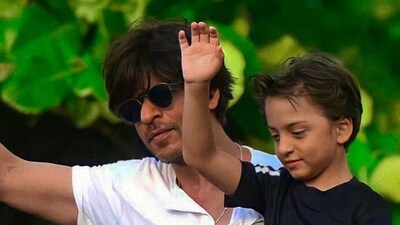 Shah Rukh Khan Sends Refreshments for Fans Waiting Outside Mannat on ...